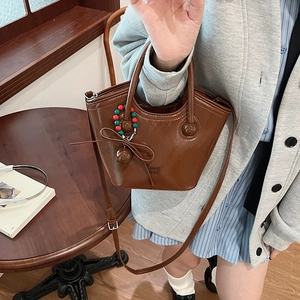 Sac seau en cuir marron avec poignée, breloque en perles et bandoulière réglable