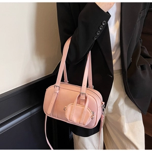 Primer plano del bolso boston rosa pálido con mini monedero extraíble y detalles plateados