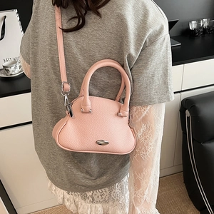Mini borsa rosa in pelle martellata con manici rotondi e tracolla regolabile