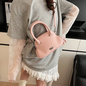 Borsa a mano rosa in pelle martellata con design a nuvola e fibbia argentata
