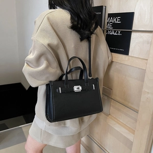 Sac à main élégant en cuir grainé noir avec boucle de ceinture pour port en bandoulière