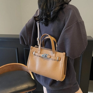 Sac à main en cuir grainé marron avec fermoir rotatif argenté pour femme style 2025