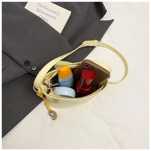 Vue détaillée de l'intérieur d'un sac seau jaune avec motif litchi et produits de beauté
