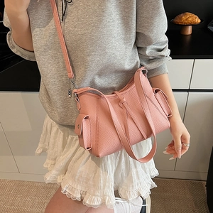 Vintage rosa Hobo-Tasche mit Seitentaschen und Schnürung in strukturierter Optik