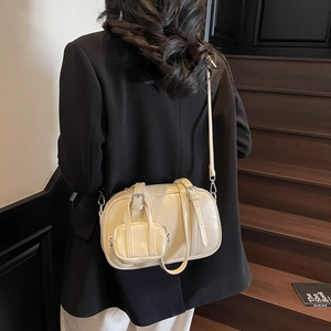 Bolso bowling crema con bolsillos múltiples, mini monedero y correa ajustable