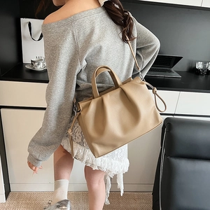 Khaki Plissee Wolken Tote Tasche aus weichem PU-Leder mit verstellbarem Schultergurt