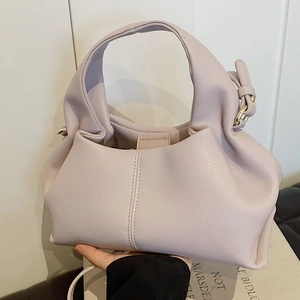 Sac nuage chic en cuir litchi violet clair avec poignée intégrée et boucles dorées