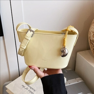 Sac Seau Femme En Similicuir Verni Brillant Sac À Bandoulière Minimaliste Avec Sangle Réglable Pendentif Coeur En Métal