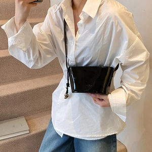 Sac seau chic noir à texture litchi avec pendentif coeur pour femme tendance