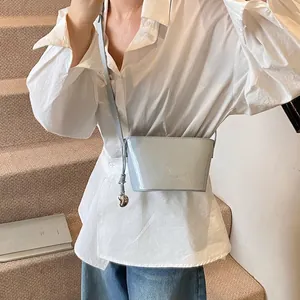 Sac seau en cuir verni bleu clair avec breloque cœur et bandoulière pour femmes