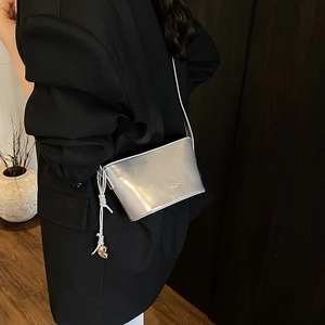 Sac seau argenté chic motif litchi avec nœud et bandoulière élégante pour femme