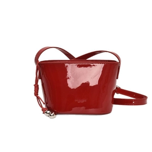 Sac seau rouge en cuir verni à texture litchi avec pendentif en forme de cœur argenté