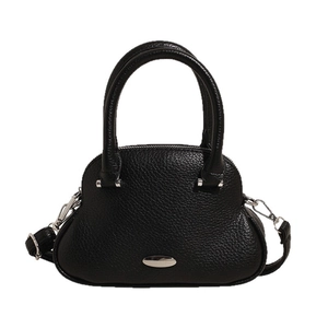 Elegante borsa a mano in pelle martellata nera con finiture argento e tracolla rimovibile