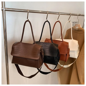 Détails de quatre sacs cabas en cuir PU à motif crocodile dans diverses couleurs neutres