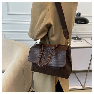 Détails du sac à main marron foncé effet crocodile avec large bandoulière en nylon