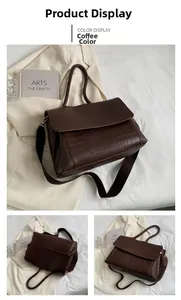 Gros plan du sac cabas marron café à motif crocodile avec large bandoulière