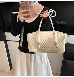 Beige Tragetasche aus plissiertem Kunstleder mit stylischen geknoteten Schultergurten
