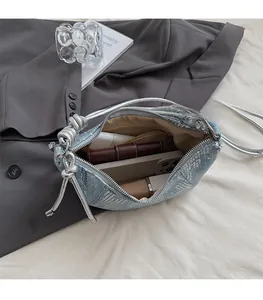 Détail de l'intérieur du sac en jean à paillettes avec rangement spacieux et poche