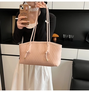 Rosa Plissee-Einkaufstasche mit Doppel-Schulterriemen und Knotendetails im Lifestyle-Spiegelbild