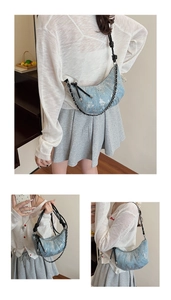 Vue en trois parties du sac croissant à paillettes bleu clair avec bandoulière à nœud
