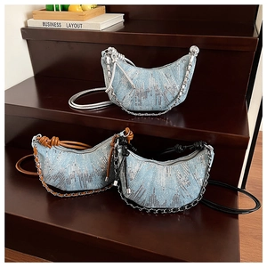 Sacs demi-lune en denim avec paillettes et bandoulières en chaîne métallique épaisse