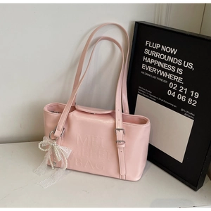 Detail der rosa Kunstledertasche mit Perlen-Spitzen-Bogen und geprägtem Logo