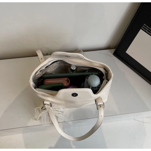 Draufsicht auf das Innere der cremefarbenen Tragetasche mit viel Platz für Handy und Schirm