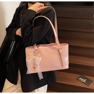 Rosa PU-Leder Tote Tasche mit geprägten Buchstaben und Perlen-Schleifenanhänger an Schulter