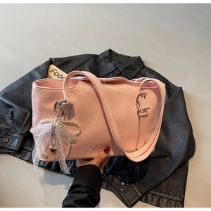 Rosa Tote-Tasche mit geprägtem Text und dekorativem Perlen-Spitzenanhänger