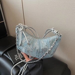 Sac croissant à paillettes bleu clair avec poignée en corde argentée et chaîne métal
