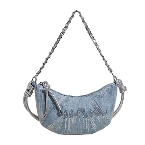 Sac croissant en denim avec paillettes argentées et bandoulière chaîne en métal