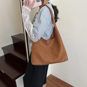 Brown woven leather hobo shoulder bag with large capacity for women's daily commute