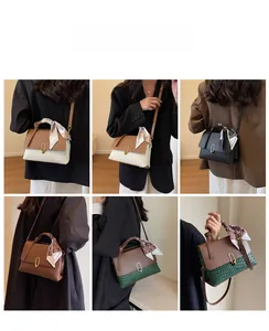 Sac à bandoulière tissé à carreaux présenté en divers styles et couleurs
