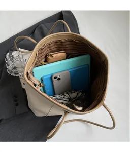 Intérieur spacieux du sac cabas beige montrant tablette, téléphone et poche zippée