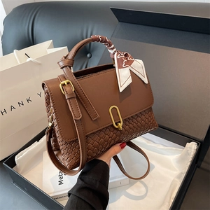 Sac à main en cuir marron tressé avec boucle dorée et foulard en soie sur boîte cadeau