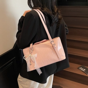 Glänzende PU-Leder Tote Tasche Große Kapazität Schulterhandtasche Mit Künstliche Perlen Spitze Schleife Anhänger Geprägte Buchstaben Damen
