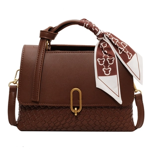 Sac à main élégant en cuir marron foncé avec texture tressée, poignée et foulard en soie