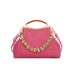 Pink woven dinner bag with gold chain and leather handle for trendy evening look