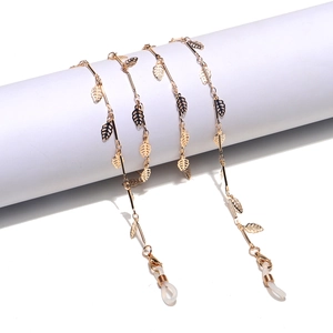 Chaîne à lunettes dorée tendance avec pendentifs feuilles évidées et boucles en silicone