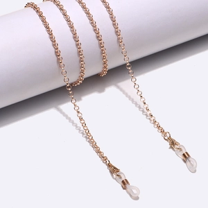 Detail der minimalistischen goldenen Brillenkette mit verstellbaren Silikonschlaufen