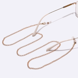 Elegante goldene Brillenkette mit runden Gliedern und rutschfesten Silikon-Haken