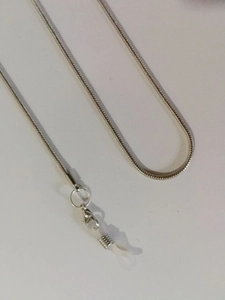 Dettaglio catena a serpente argento con chiusura a moschettone e anello in silicone