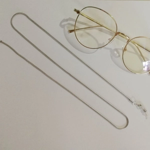 Dettaglio della catena per occhiali in acciaio inox argento con anelli in silicone