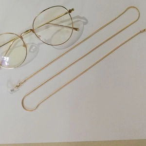 Dettaglio della catenella per occhiali dorata da 1,2mm con connettori in silicone regolabili
