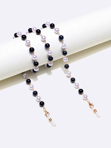 Detalle de cadena para gafas de perlas 8mm blanco y negro con cierres dorados y lazos de silicona