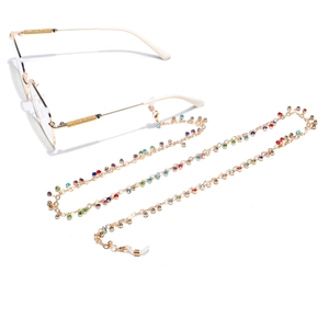 Catenella per occhiali dorata fatta a mano con strass colorati e passanti in gomma antiscivolo