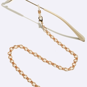 Detailaufnahme der goldenen Brillenkette mit Karabiner und Silikon-Befestigung