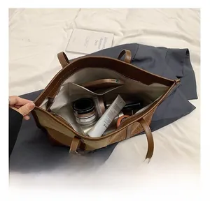 Intérieur spacieux du sac fourre-tout en cuir marron avec poches et compartiment zippé