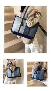 Trois vues d'un grand sac cabas en tweed bleu avec des finitions en similicuir chic