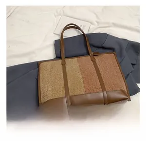 Détail d'un grand sac cabas avec patchwork en cuir marron et tissu texturé marron clair